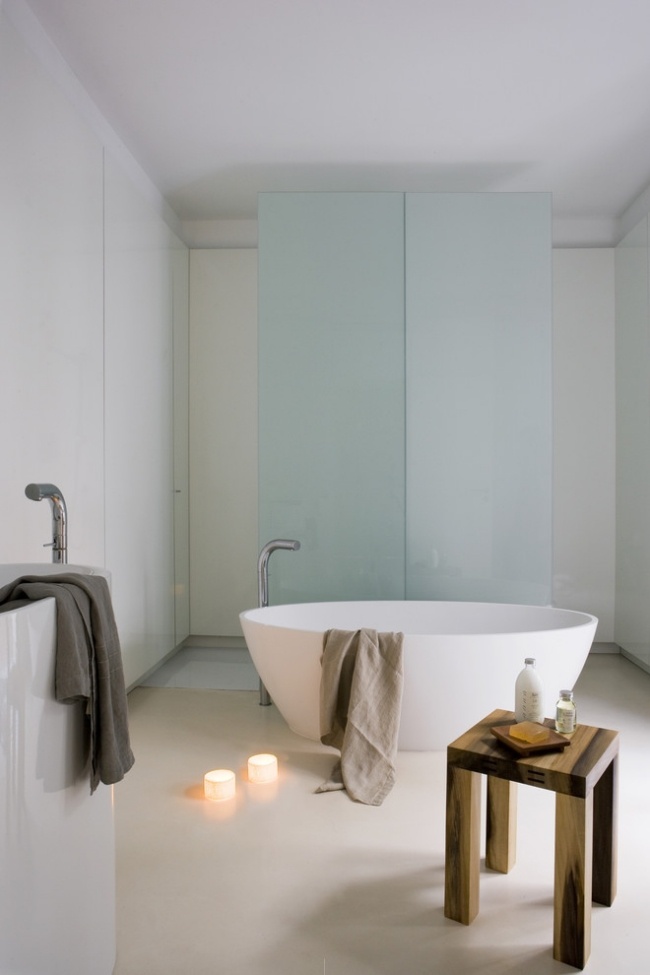 minimalistisches bad badewanne duschkabine mattglas türen