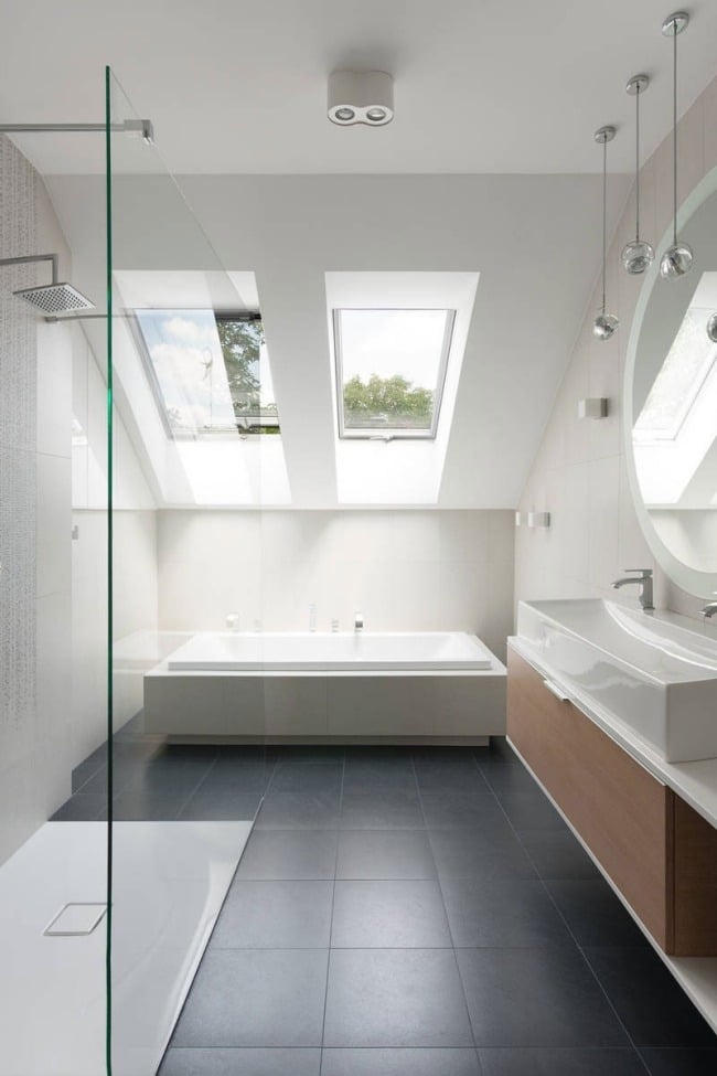 minimalistisches bad dachschräge graue bodenfliesen badewanne