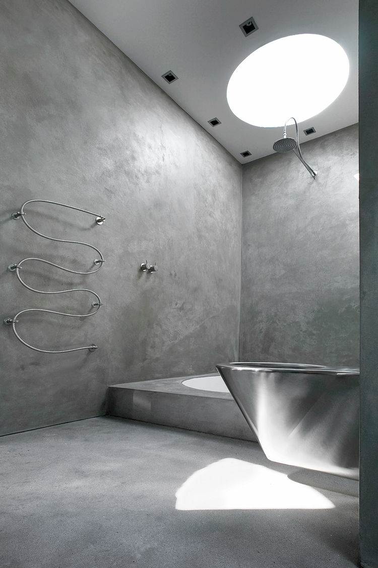minimalistisches bad design beton optik badewanne dachschraege monochrom