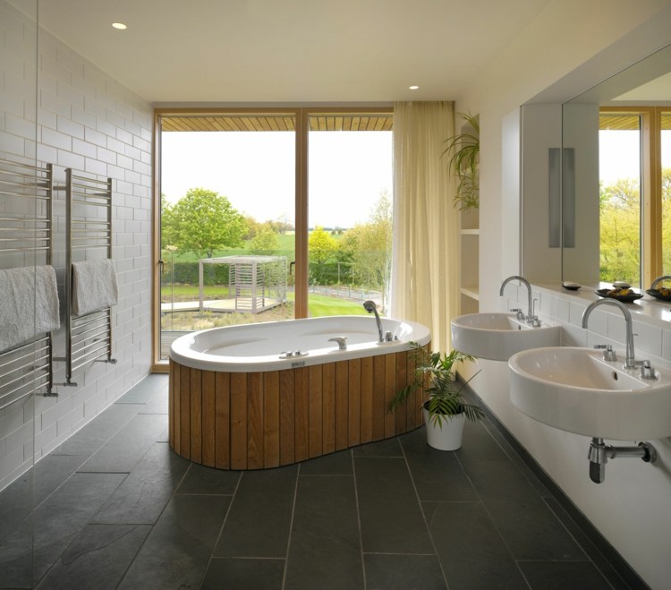 minimalistisches bad design freistehende badewanne holz verkleidung grau fussboden