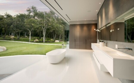 minimalistisches bad design geraeumig freistehende badewanne fussboden weiss