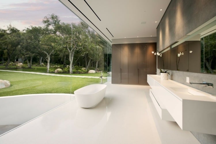 minimalistisches bad design geraeumig freistehende badewanne fussboden weiss