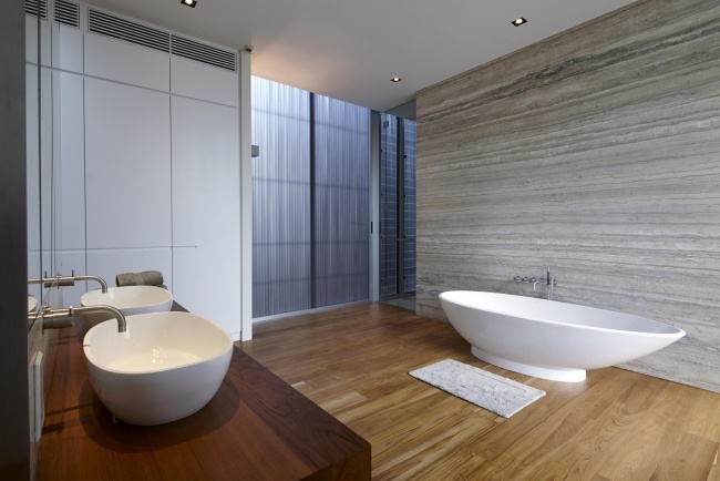minimalistisches bad design holzboden holz waschtisch badewanne eiform