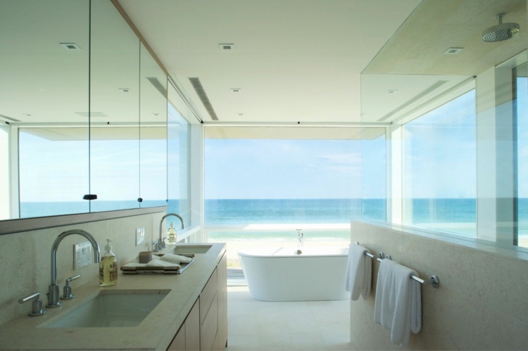 minimalistisches bad design weiss badewanne fensterfront schlicht stein fliesen