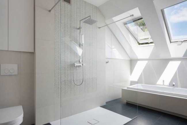 minimalistisches bad dusche bereich glaswand dachschräge