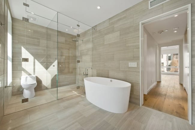 minimalistisches bad design glas duschkabine fliesen holzoptik