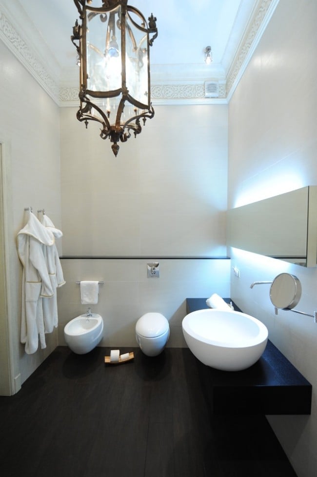 minimalistisches bad schwarzer holzboden spiegel hinterbeleuchtung