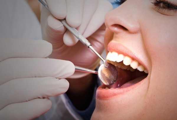 mittel gegen Mundgeruch zahnstein entfernen gesundes zahnfleisch