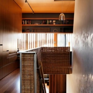 moderne Innenarchitektur Holz Verkleidung Regale Wand Bambus Treppengeländer