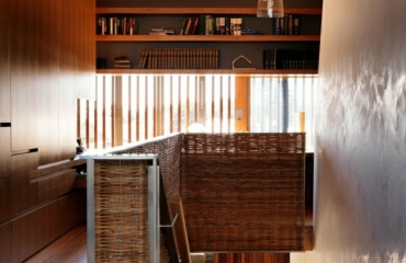 Eine moderne Wohnung, wo Beton, Holz und Metall gemütlich wirken