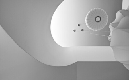 moderne Wendeltreppe Kronleuchter weiße Farbe Innenarchitektur