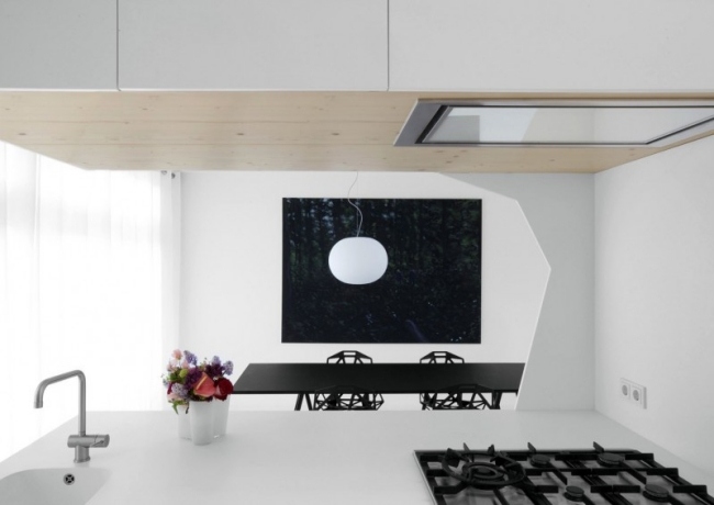 moderne Wohnung  pur weiß küche schwarze kochplatte essmöbel