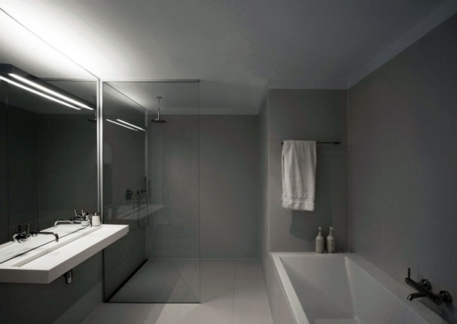 moderne Wohnung renovierung glasduschwand badewanne grau