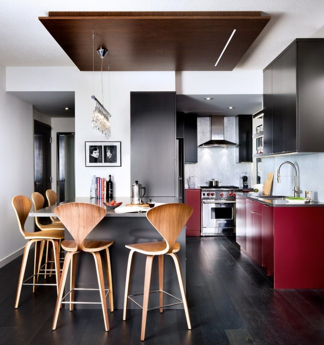 moderne küche grau rot abgehängte holzdecke barhocker