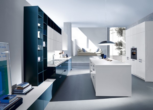 moderne küche kücheninsel weiß matt dunkelblau regale