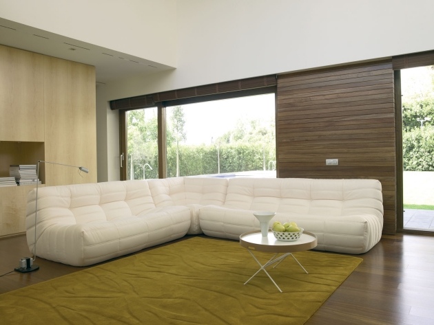 moderne polstermöbel weiß ecksofa modular grüner teppich