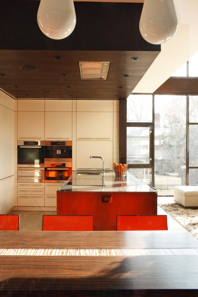 moderne wohnküche orange weiß holz deckenpaneele 
