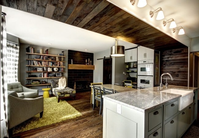 moderner wohnbereich küche wohnzimmer holzlatten wand decke akzent