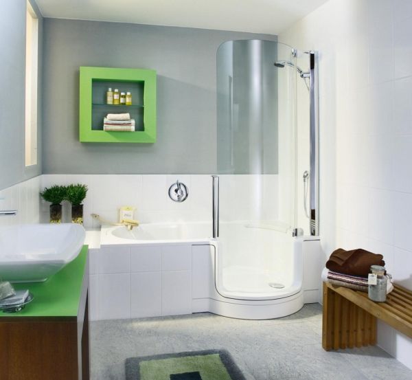 kinderfreundlich gestalten Duschkabine Badewanne grünes Wandregal