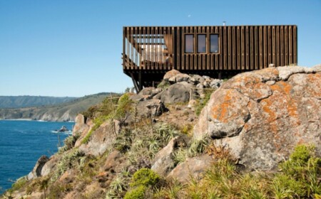 modernes Ferienhaus Chile Felsen Holz Fassade Balkon