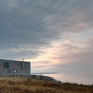 modernes Wochenendhaus mitten Natur Felsen Sonnenuntergang