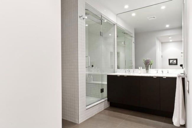 modernes bad design duschebereich mosaik weiß glastür
