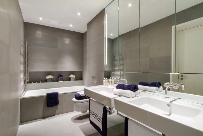modernes bad design minimalistisch wandspiegel taupe fliesen badewanne