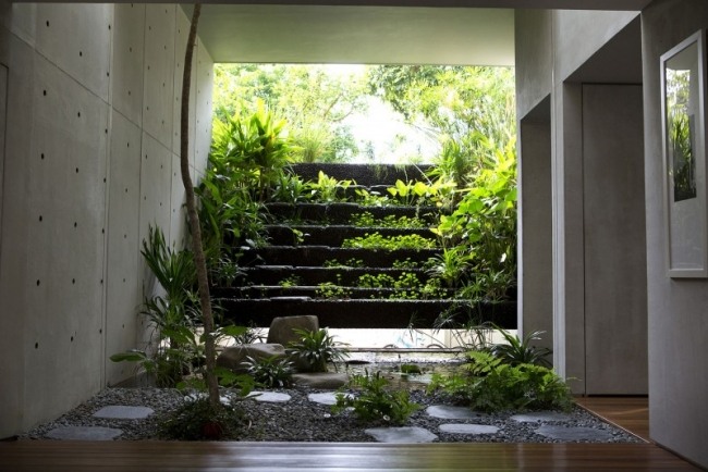 betonhaus singapur landschaftsbau innenbereich palmen
