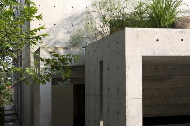 modernes mehrfamilienhaus beton fassade terrassen landschaftsbau
