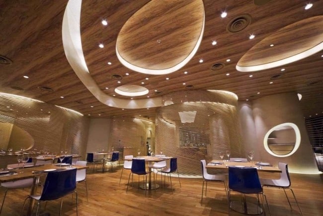 modernes restaurant innenarchitektur Holzdecke einbauleuchten