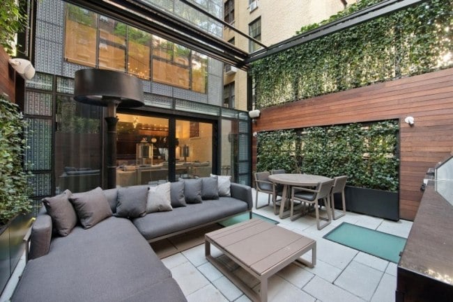 modernen stadthaus terrasse efeu wand lounge möbel