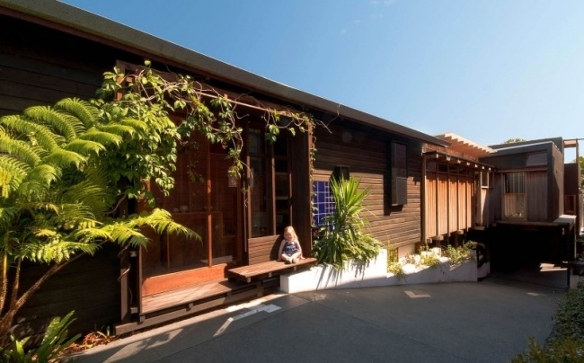 modernes wohnhaus schmales grundstück australien holz außen