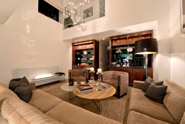 modernes wohnzimmer hohe decke  polstermöbel mahagoni schränke
