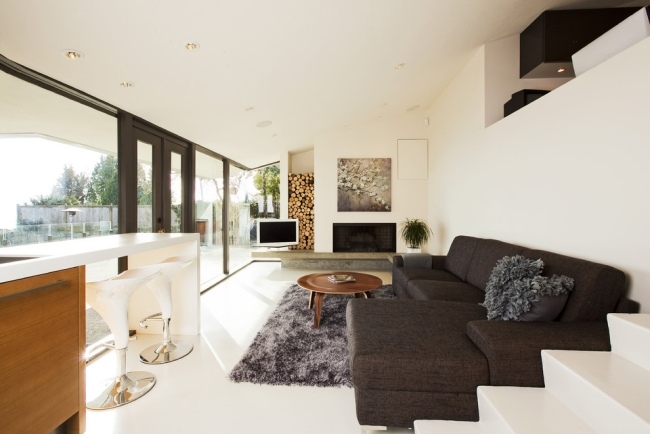 modernes wohnzimmer kamin holzlagerung nische dekorativ