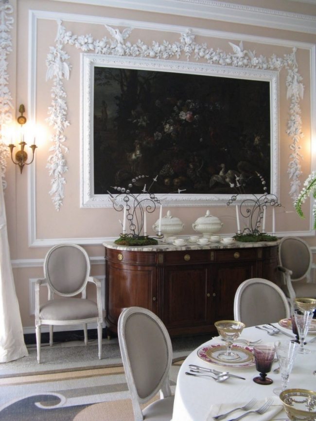 neoklassische Einrichtung esszimmer wand dekorative formteile gemälde