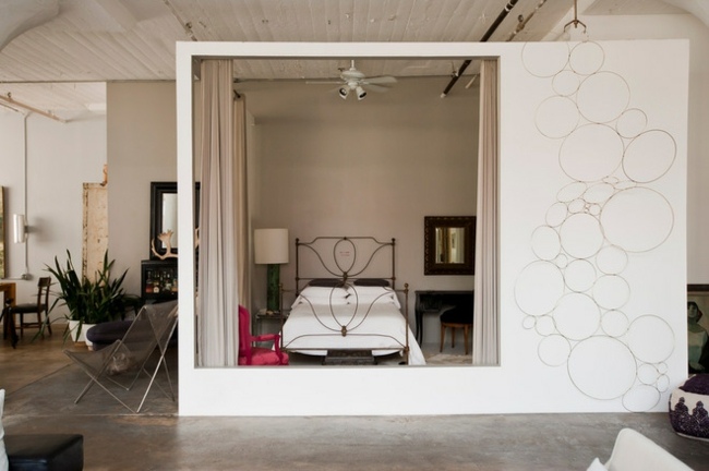 Wohnung weißes Schlafzimmer Raumteiler Vorhänge