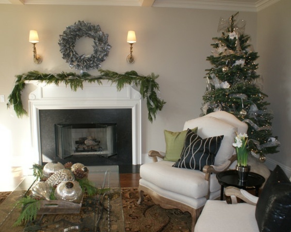 Weihnachtsbaum Lichterkette weiße Möbel Kamin