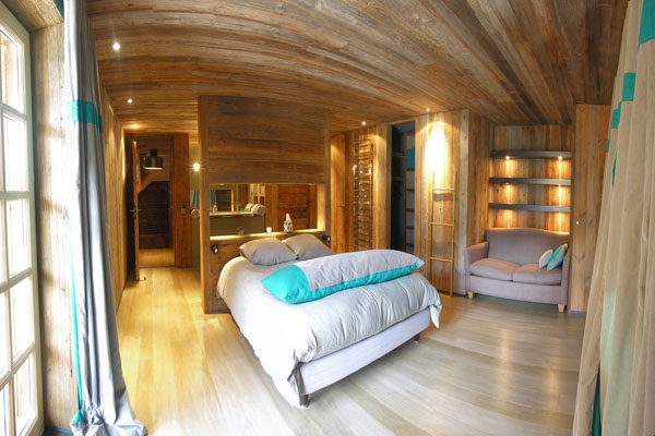 schlafzimmer anziehend hell entspannung einladend Holzpaneele weiss hellblau dekorativ 