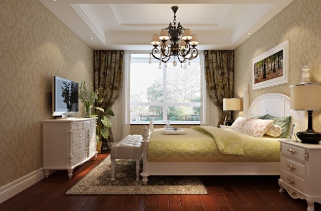 schlafzimmer einrichtung neoklassik creme kronleuchter mustertapeten