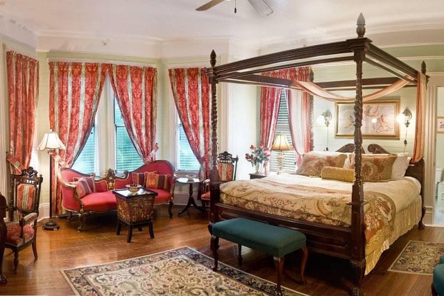 schlafzimmer Einrichtung im viktorianischen Stil holz himmelbett