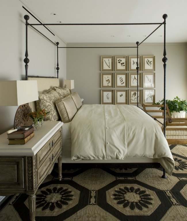 schlafzimmer neoklassisch himmelbett rahmen beige holz teppich muster