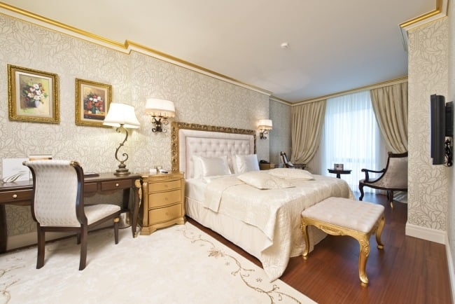 schlafzimmer neoklassischer stil creme goldene akzente dezente tapeten