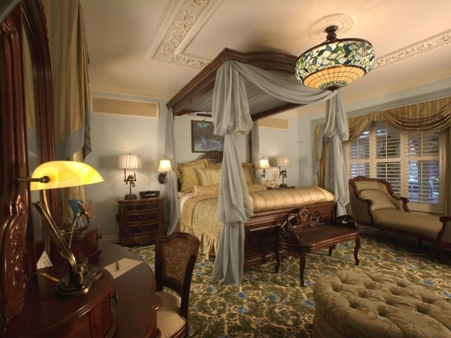 schlafzimmer viktorianischen stil dekore himmelbett massivholzmöbel