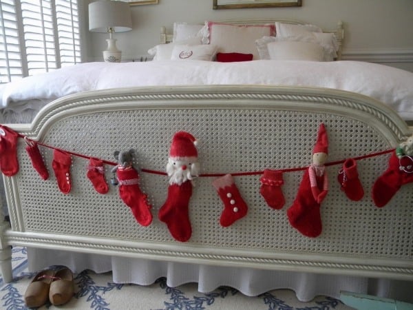 schlafzimmer weihnachtlich dekorieren girlande rote socken
