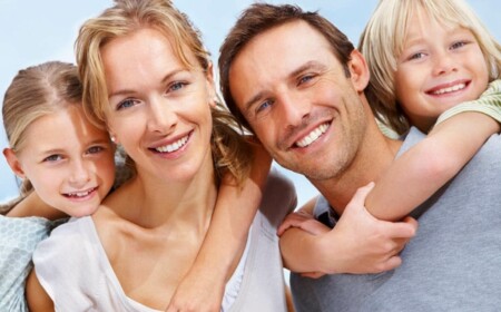 schönes Lächeln Familie gesunde Zähne Kinder Eltern