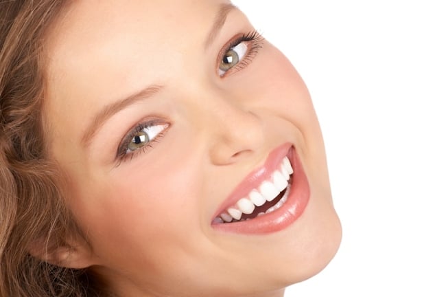Lächeln Frau weiße Zähne kariesfrei