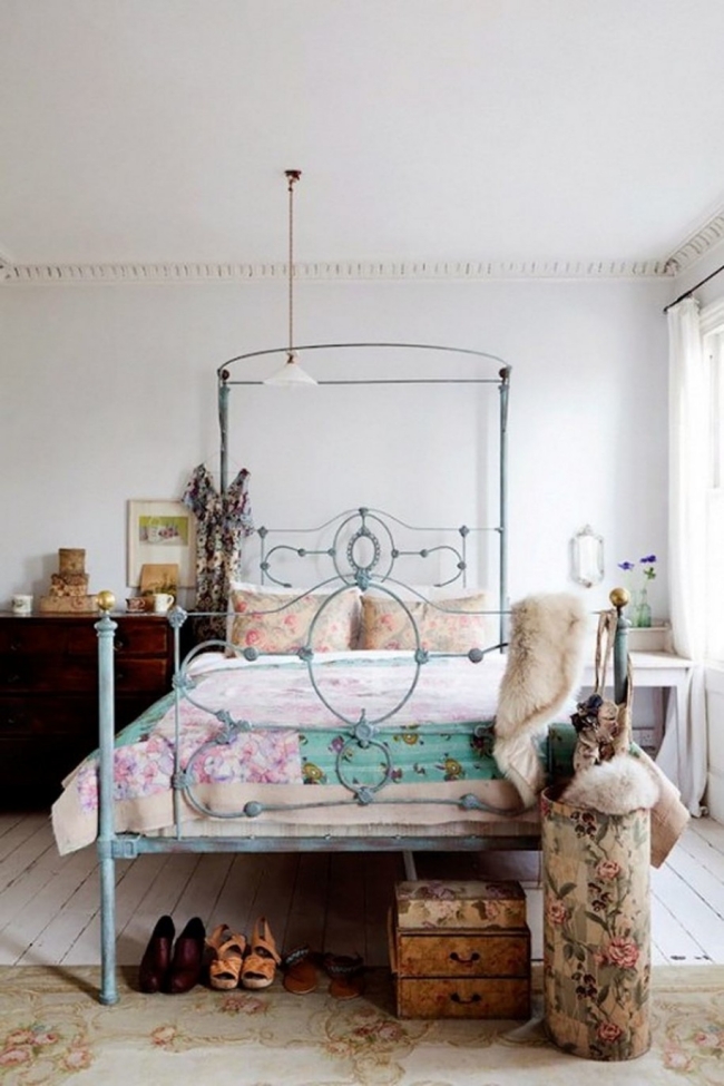 shabby-chic-stil-einrichtung-metallrahmen-bett-hellblau-florale-motive