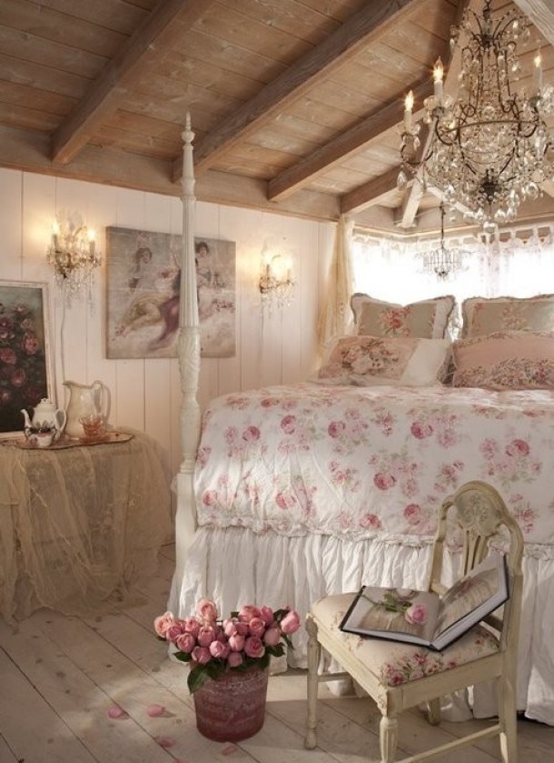 shabby-chic-stil-einrichtung-schlafzimmer-rosen-kronleuchter-dachboden