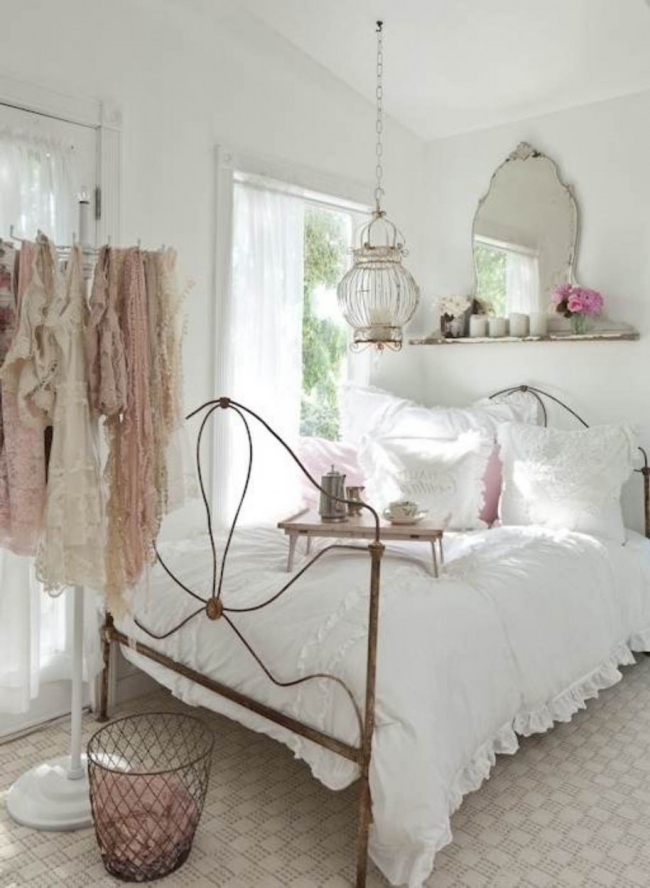 shabby-chic-stil-schlafzimmer-metall-bettrahmen-zartrosa