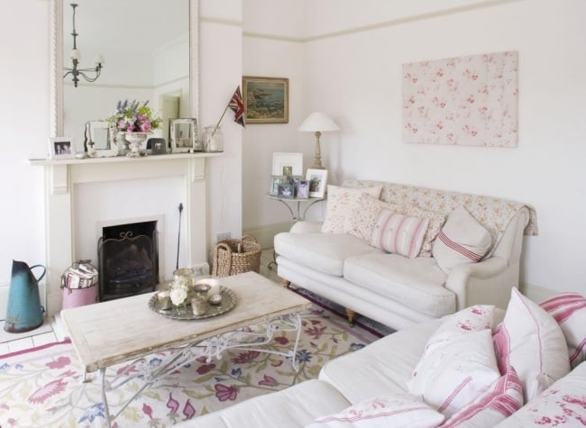 shabby chic wohnzimmer helle farben rosa kamin wandspiegel